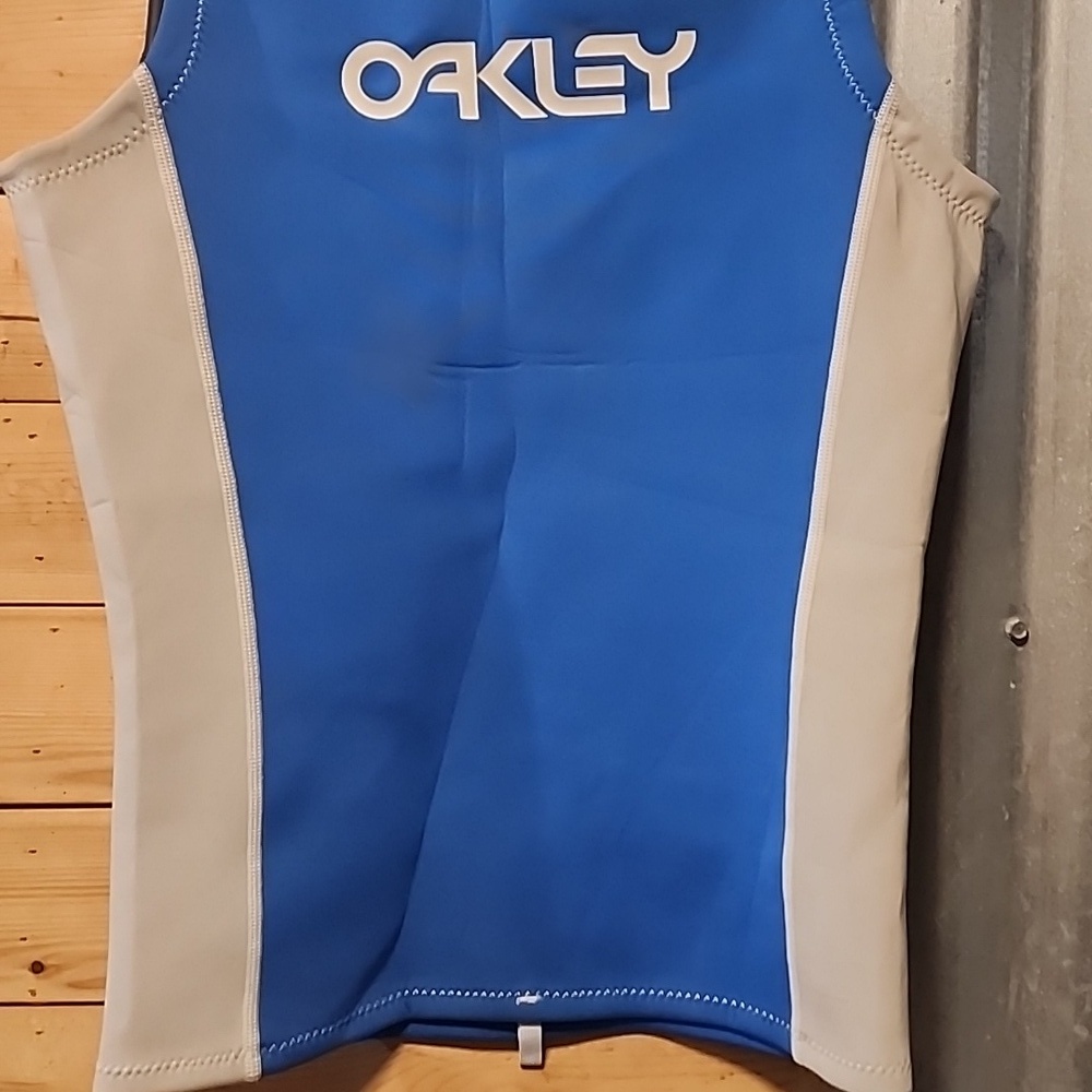 Oakley Tension Vest NEW Size Medium - Picture 2 of 5